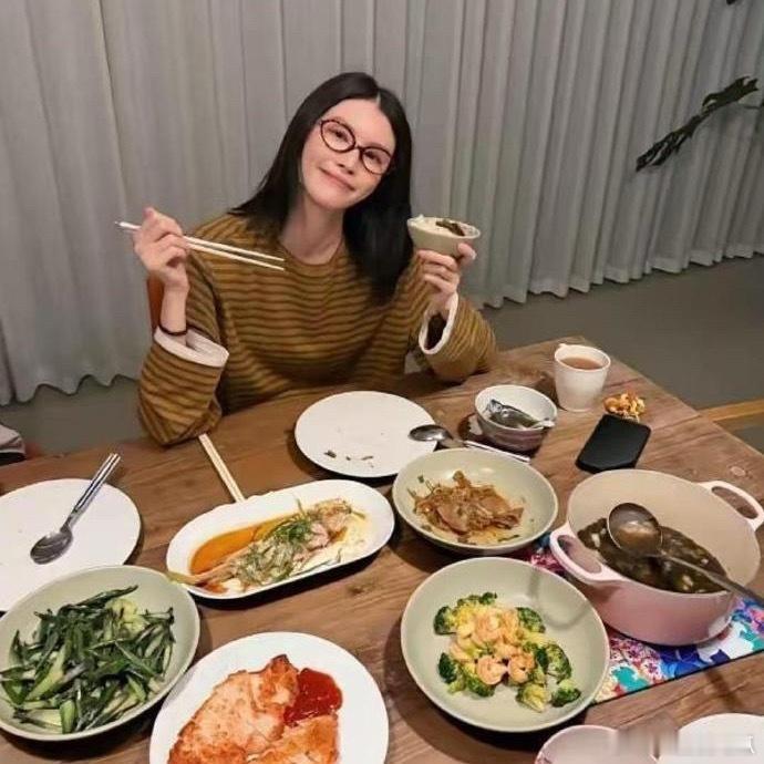 刷到何穗分享老公陈伟霆亲手做的五菜一汤，一桌子美味温馨的日常，让人好羡慕的一家
