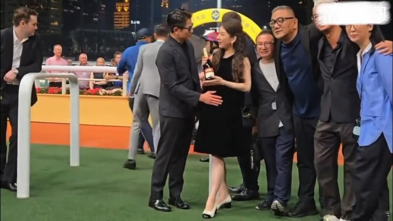 郭富城曝三胎预产期在本月底郭富城抚摸方媛孕肚三胎本月底就生了​​​