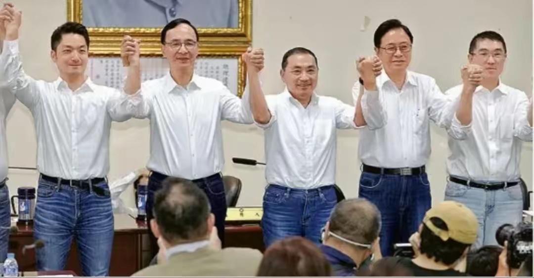 太讽刺了！这一幕简直是滑天下之大稽。湾湾那些所谓的政治人物，一谈交流就张口闭