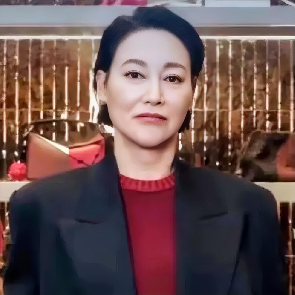 出国之旅非常惨的，可能不是张雪。而是那趟去往巴黎参加时装周且刚落地没多久就在路上遇到砸窗抢劫的惠英红