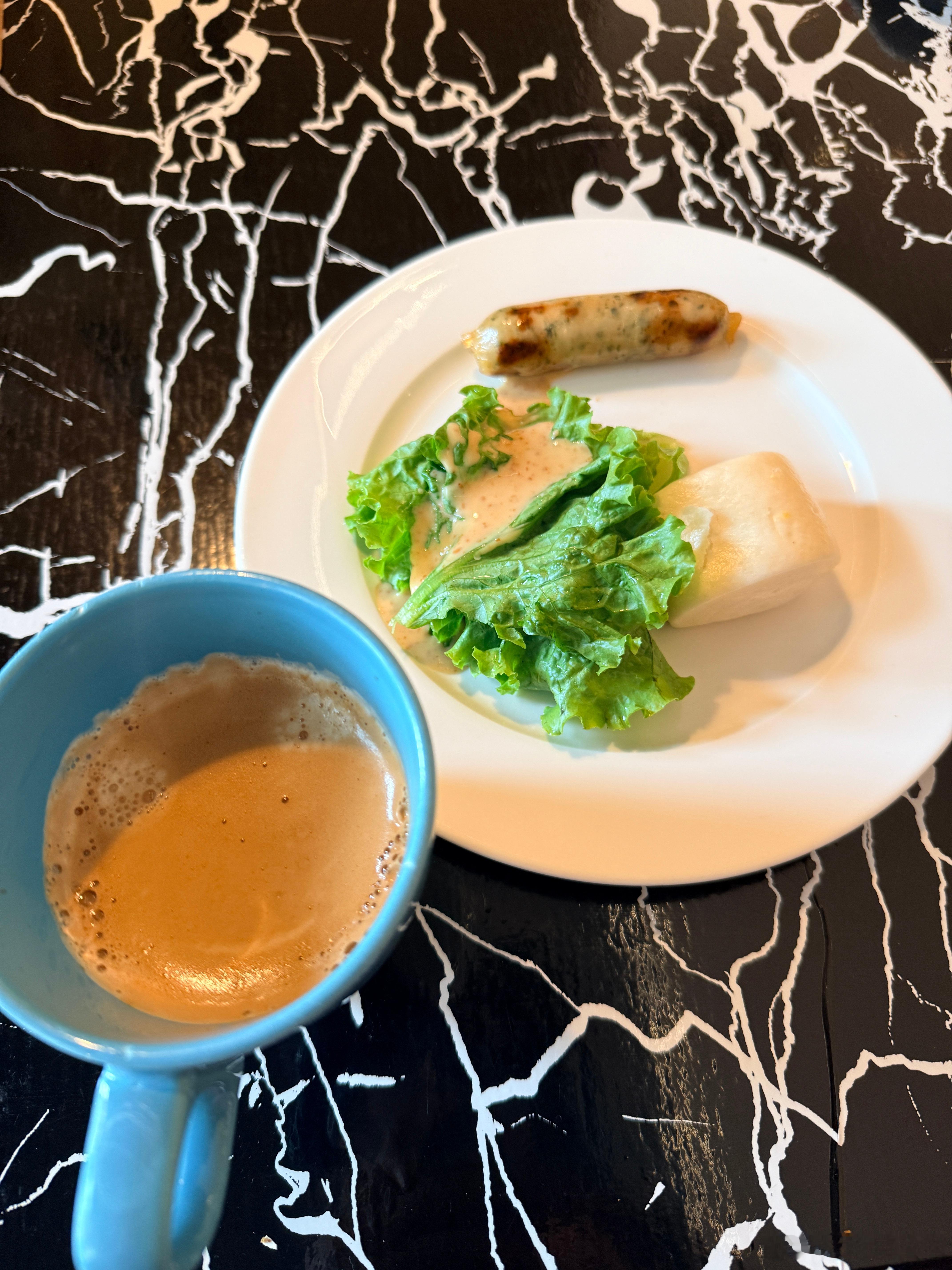 早安，吃着这个面包就在想：如果一个蟑螂卵鞘粘在这上面，是不是很难被发现啊[思考]