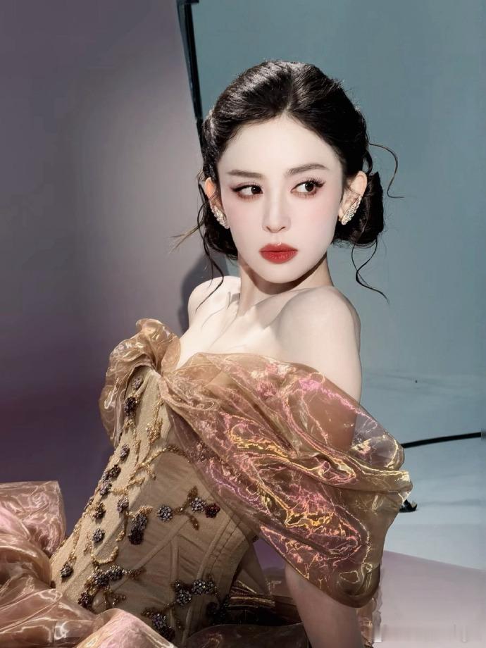 娜扎live的神关掉滤镜的娜扎，才是真正的美貌大杀器。这原图直出的抗打状态，