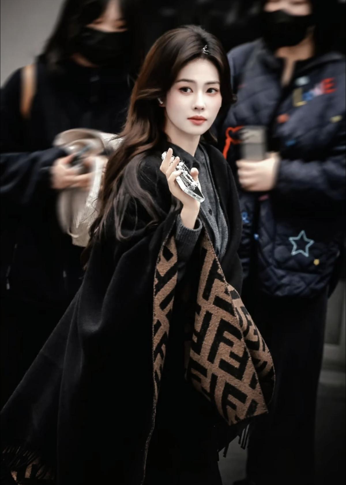 披着老花披肩的白鹿，把冬日氛围感拉满了[比心]是走路带风的白鹿，也是一眼难忘的白