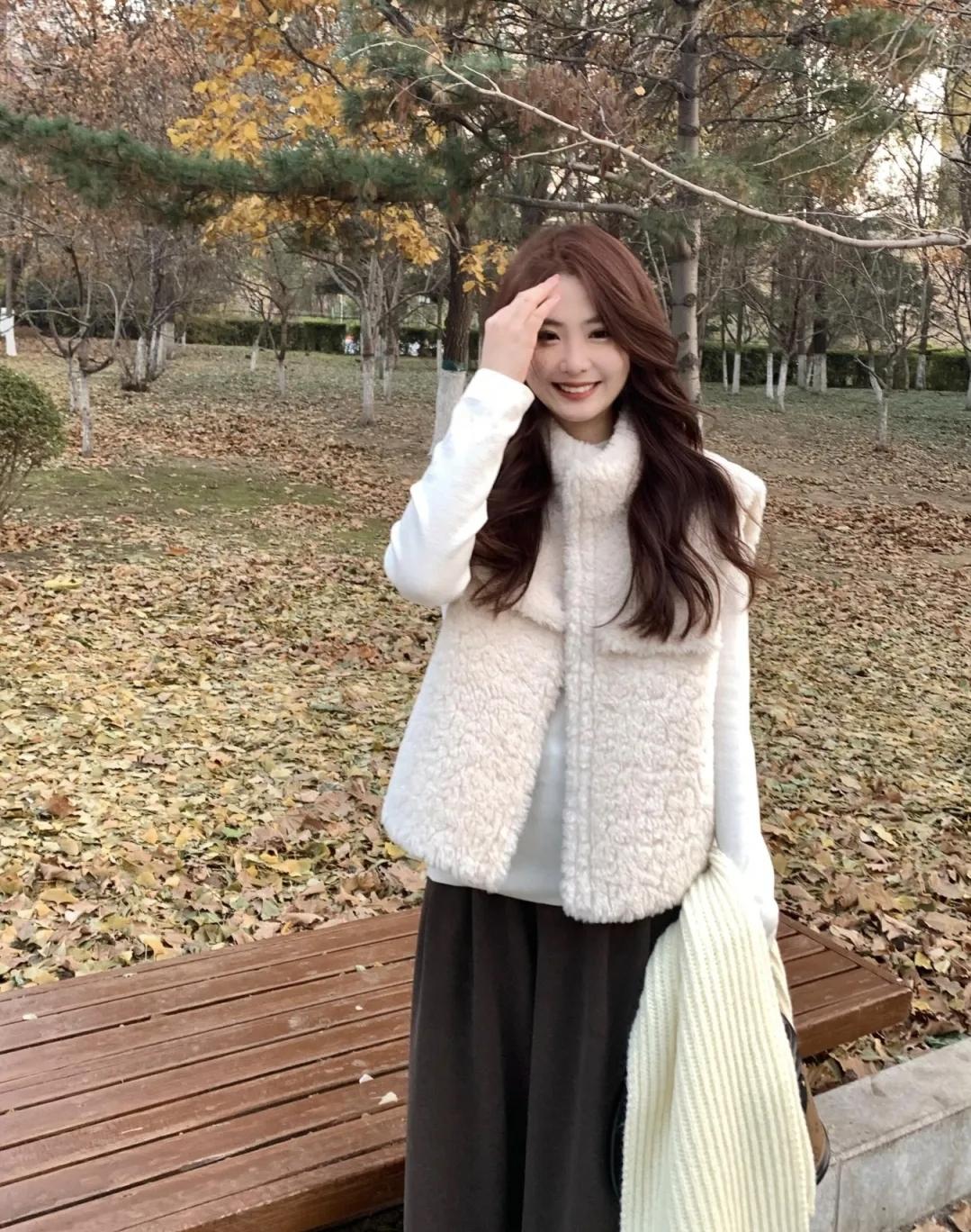 秋意裹在风里，落叶铺成柔软的底色。毛绒马甲裹着暖意，连空气都浸着松弛的甜——是属