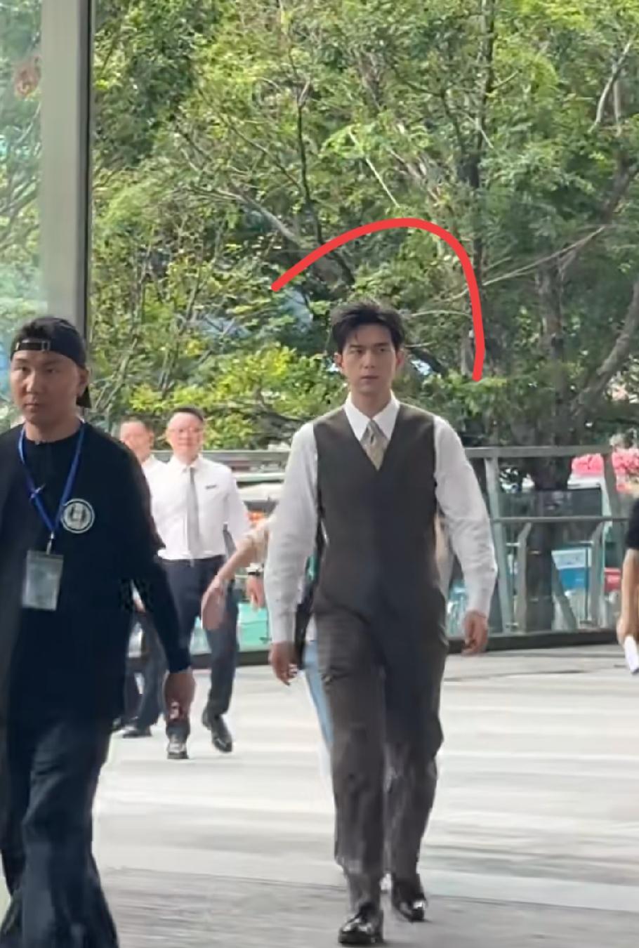 激动坏了！好开心！大家快看我碰到谁了？我的妈呀！难怪是当下娱乐圈最帅气最火，最儒