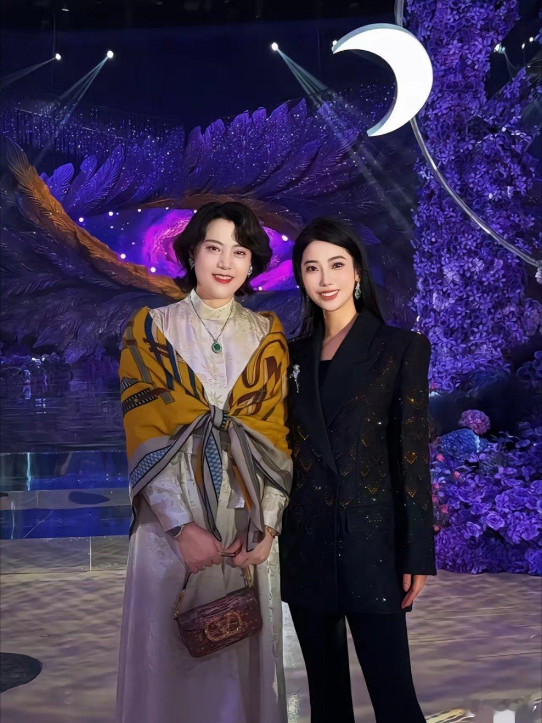 不是一家人不进一家门。黄子韬的妈妈和徐艺洋长得好像啊！和儿媳上辈子是母女吧[偷