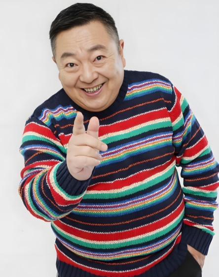 1992年，年仅36岁的主持人董浩，是央视《大风车》的当家主持，风华正茂！却因误