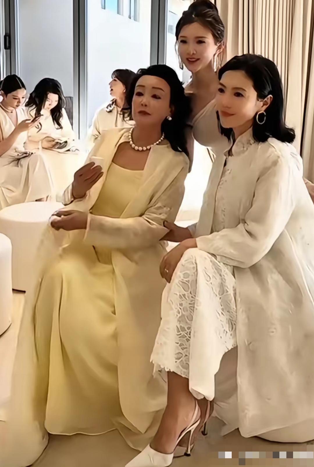 4月10张兰参加刘嘉玲的SK11活动，兰姐一身干净利落长裙，画着精致的淡妆，戴着