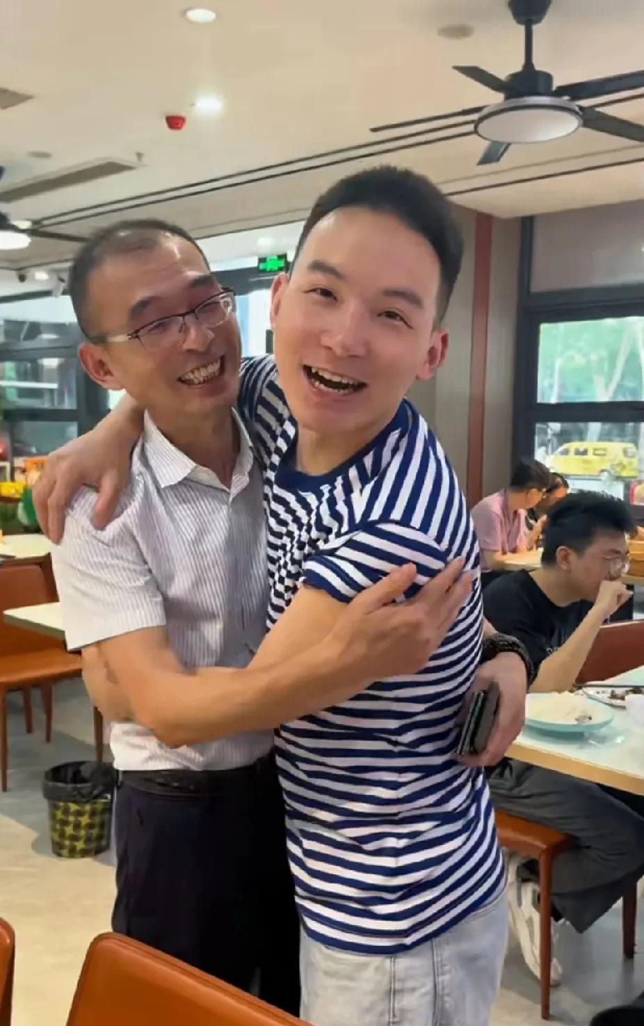 父亲节前一天，谢浩男爸爸谢岳去南京看儿子了。抛开其它的不说，作为父亲，我觉得谢