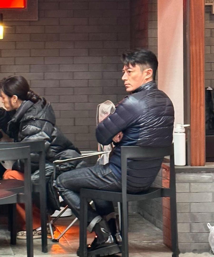 46岁霍建华现身北京一家餐馆和朋友聚餐，他穿着皮靴和羽绒服，身材很瘦，个子目测1