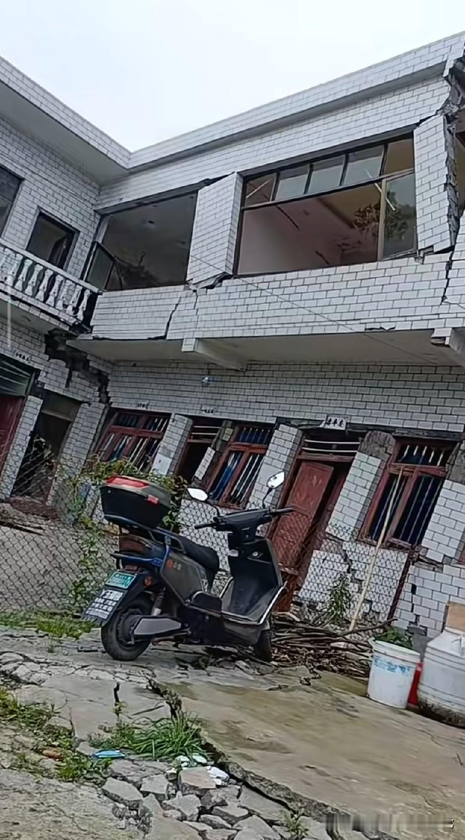 广西突发地震，农户毕生心血的家，一夜沦为危房突如其来的地震，打破了乡村往日