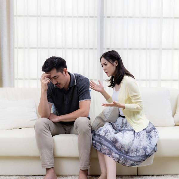 根本不快乐，娘家不能回，必须在婆家过，吃不到妈妈做的年夜饭，再也找不到一丁点小时