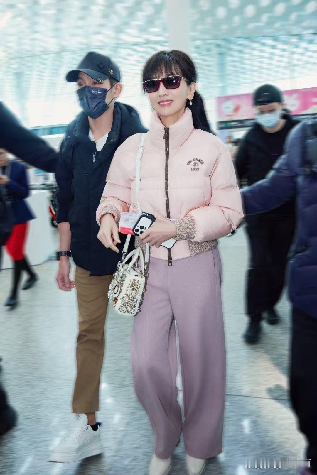 赵雅芝真不愧是奶奶辈穿搭天花板！粉色短款羽绒服搭配浅紫直筒裤，温柔减龄又精致时髦