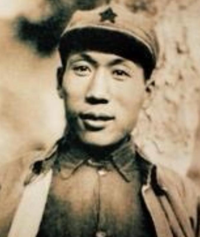 1945年，日军飞行大队300多人被俘，一个日本少佐指了指伍修权腰间的手枪，说：