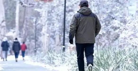 ☁一段非常现实的话：“只要你亲手伺候过一个屎尿屁都不能自理的老人，哪怕只有