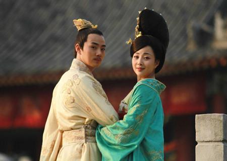 636年，长孙皇后去世后，李世民在宫中建了一座高台，没事就一个人爬上去，隔着远远