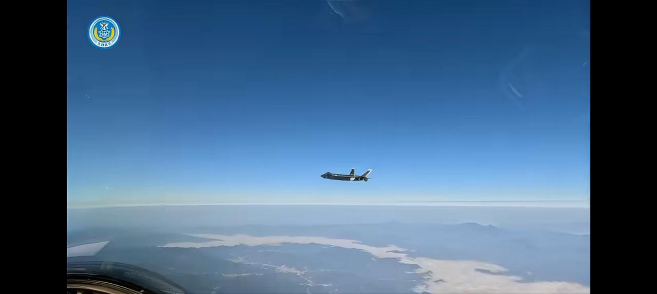 从军事战术角度来看，中国解放军歼-20隐身战斗机和中央山脉合影军事威慑意义更大一