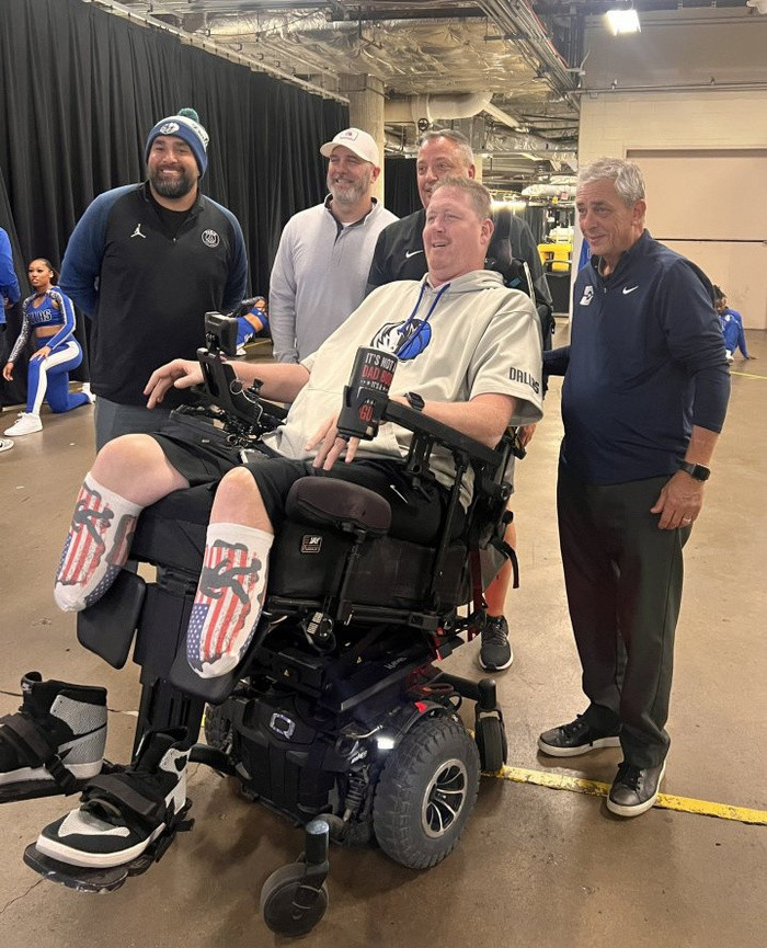 唏嘘啊！当年2米29的“大竹竿”肖恩-布拉德利坐着轮椅观战独行侠的比赛！​​​