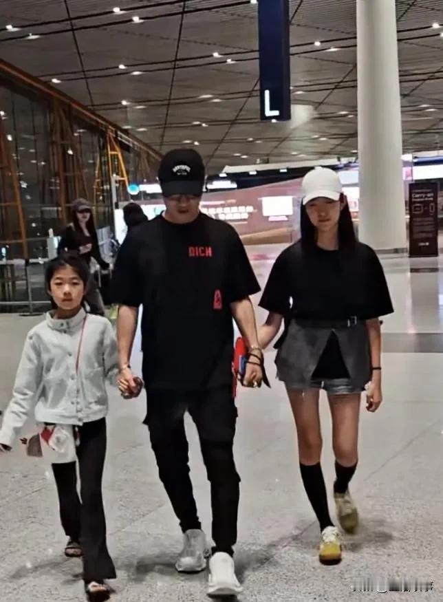 女儿“仿爹”，女婿可别“仿爹”﹍﹍今天，看到汪峰一家几口去旅游，真的让人禁不