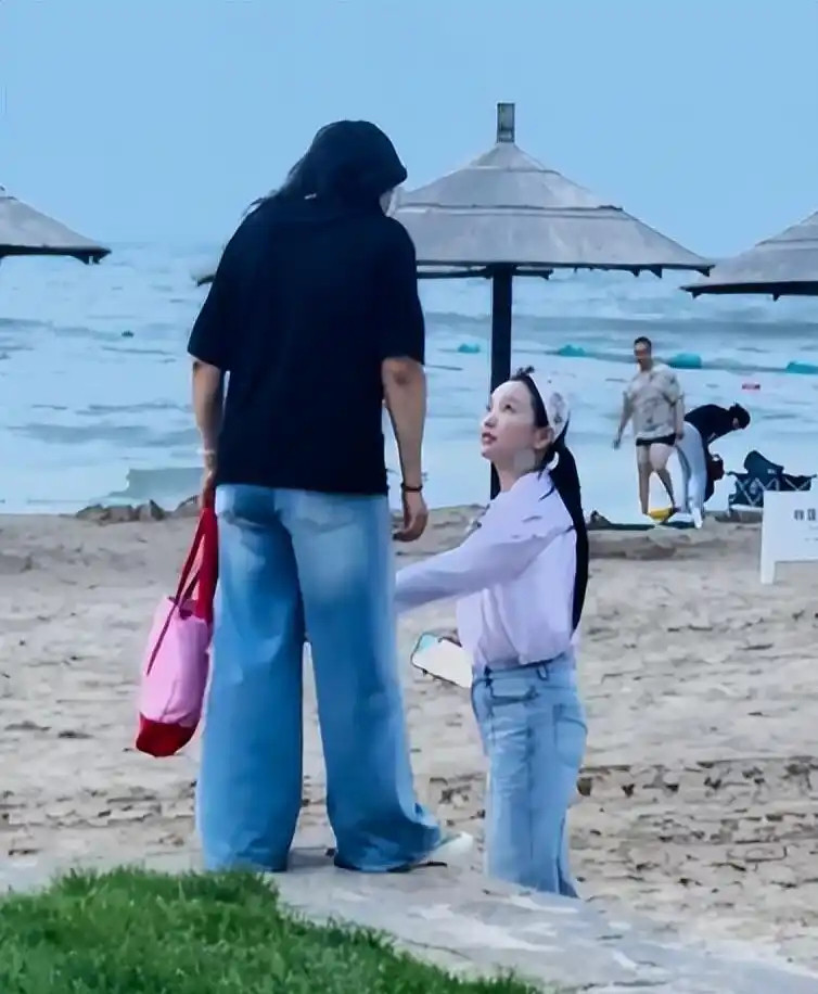 金莎带63岁婆婆在阿那亚度假，45岁的她被嘲造型不如婆婆年轻利落，26岁孙丞潇夹
