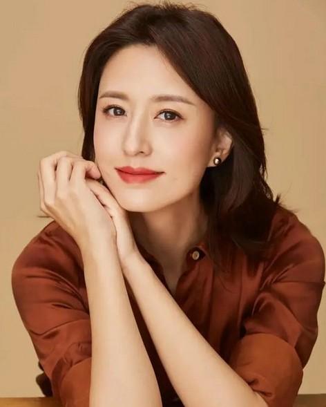 2013年，毕福剑把34岁的主持人张蕾，介绍给了54岁的富商王吉财，并劝张蕾：对