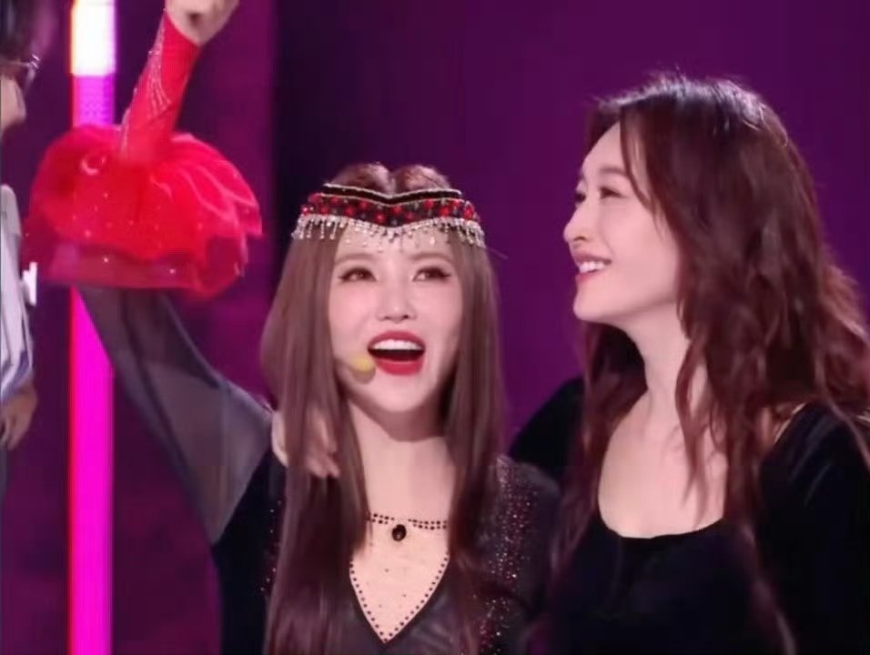 李小冉姐姐们憋到尿要爆了谁能不爱50岁还这么鲜活的姐姐!即兴rap拉票满嘴跑梗