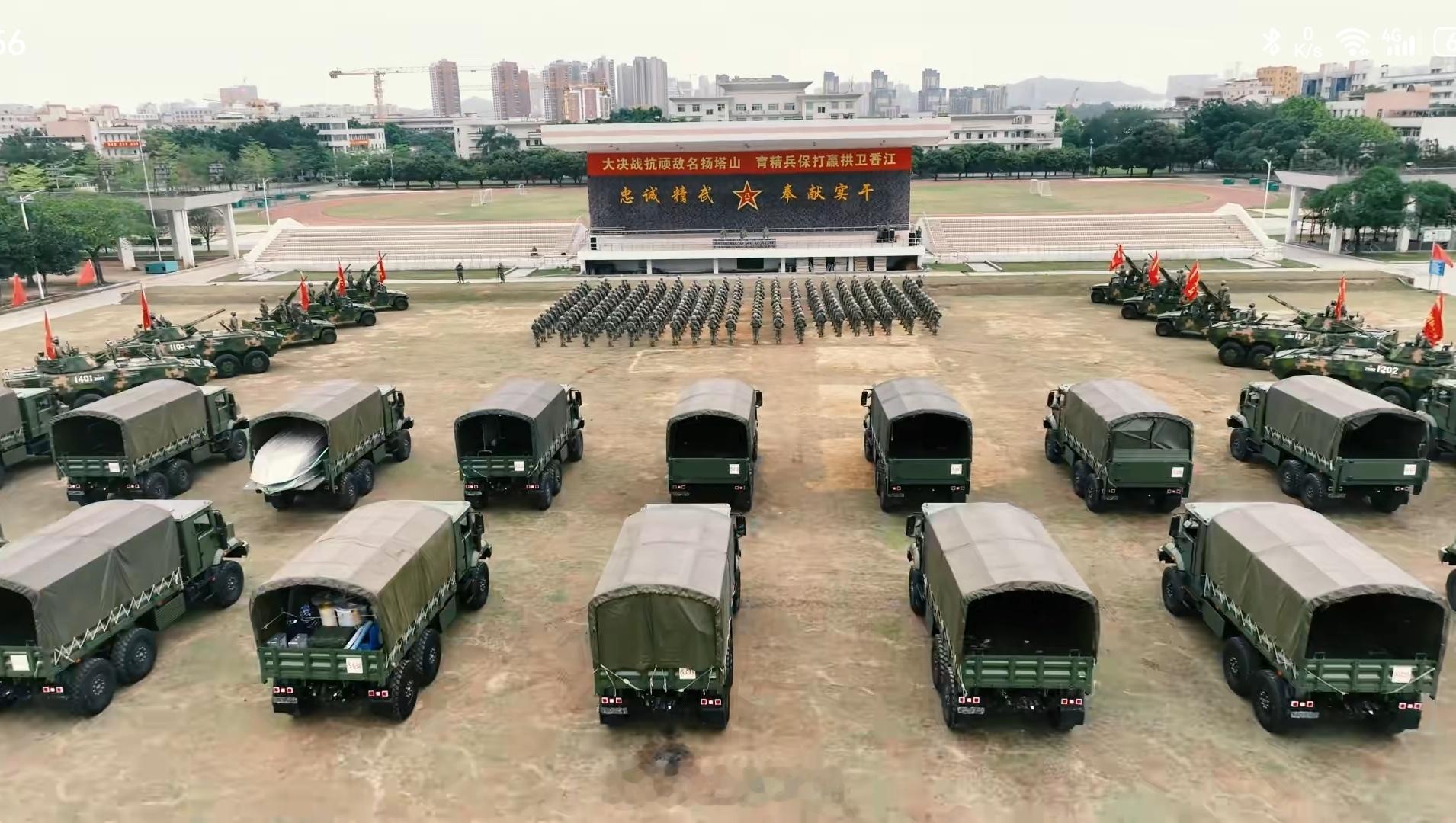 这图有意思，ZG教导团出征仪式。十杆队旗应该对应十个连队，不考虑连队旗和载具乱搭
