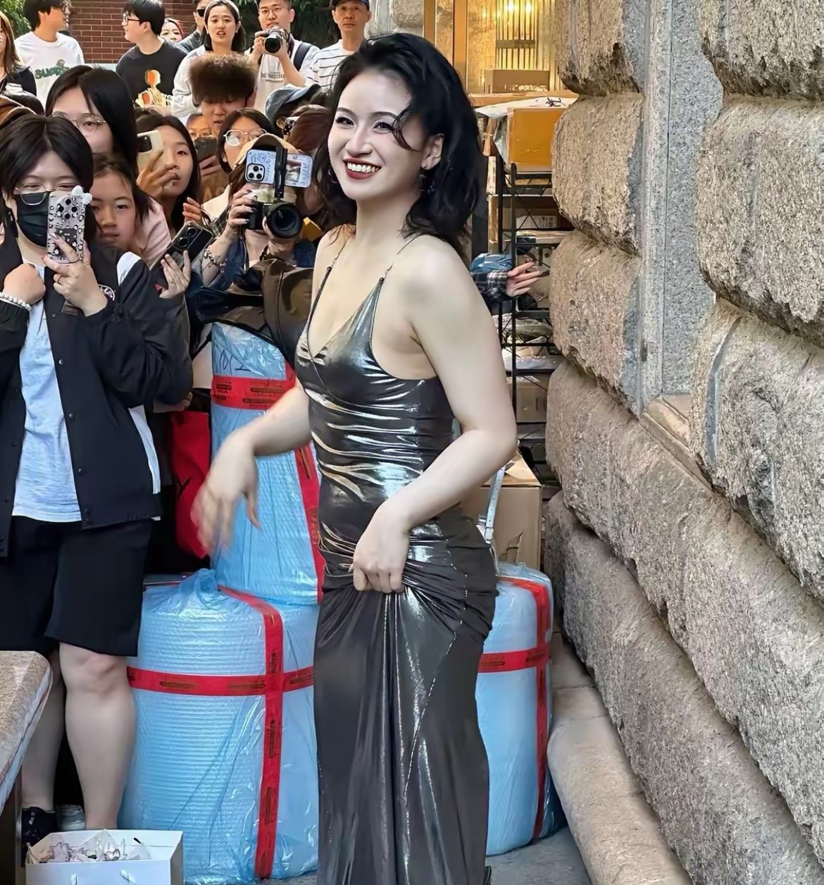 难怪那么多人喜欢她，确实是风韵犹存!有认识她的吗?