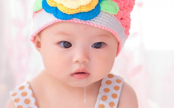 老妇带孩子 15个月大的孩子会察言观色, 而且会避免惹你生气, 好神奇