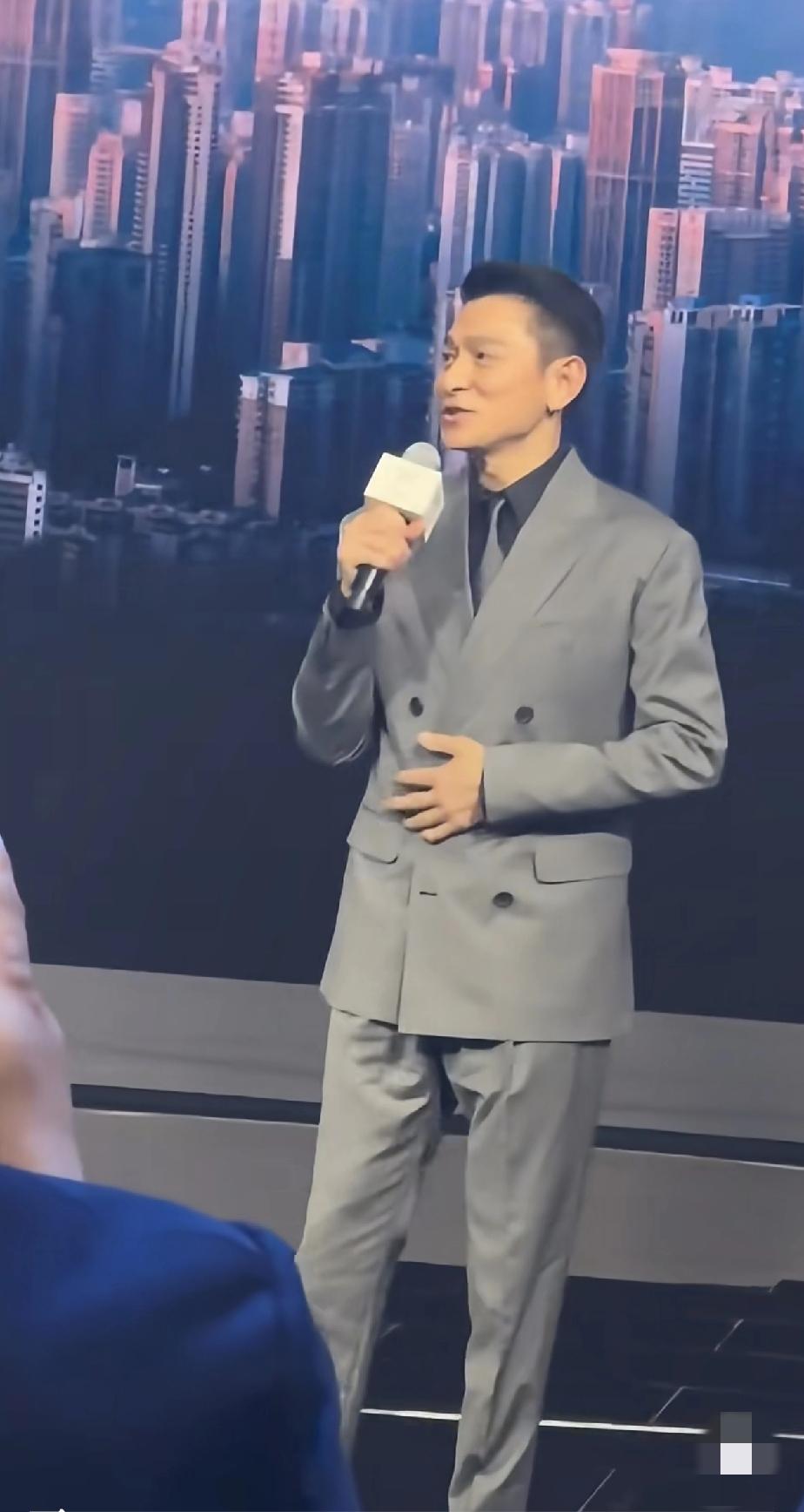 刘德华告诉我们，成功男人穿西装的时候手应该这么放。为什么他这么有魅力，因为