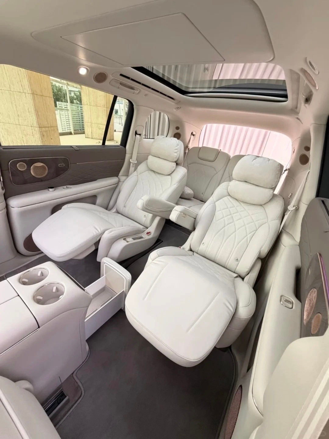 坐进智己LS9后排的瞬间...谁懂啊家人们！今天体验了智己LS9的内饰，坐进去的