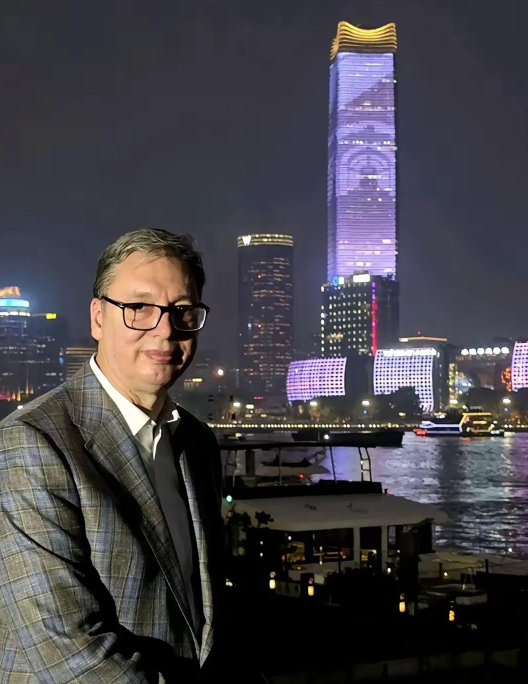 武契奇贴出游览上海外滩的照片，黄浦江的灯光今晚专门为武契奇而亮。武契奇称:“仅仅
