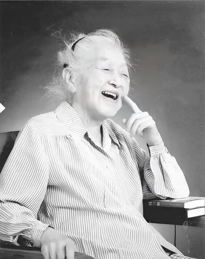 1968年，物理学家钱三强被下放到陕西，一天，他下地干活，转头看到一个女人佝偻着