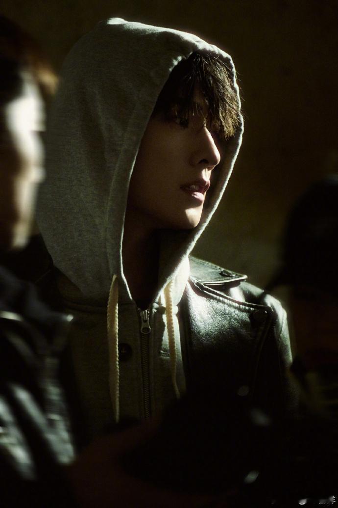 杨洋小说男主脸杨洋这个侧脸绝了，真不愧是小说男主的脸！看到他这张脸的时候，就已