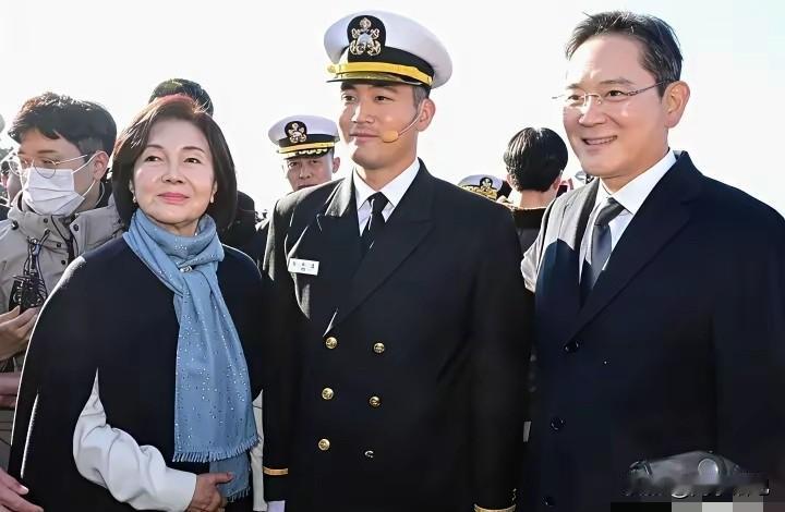 三星四代李智昊入伍，两大家族再次同框。李智昊作为三星集团掌门人李在镕与大象集团公