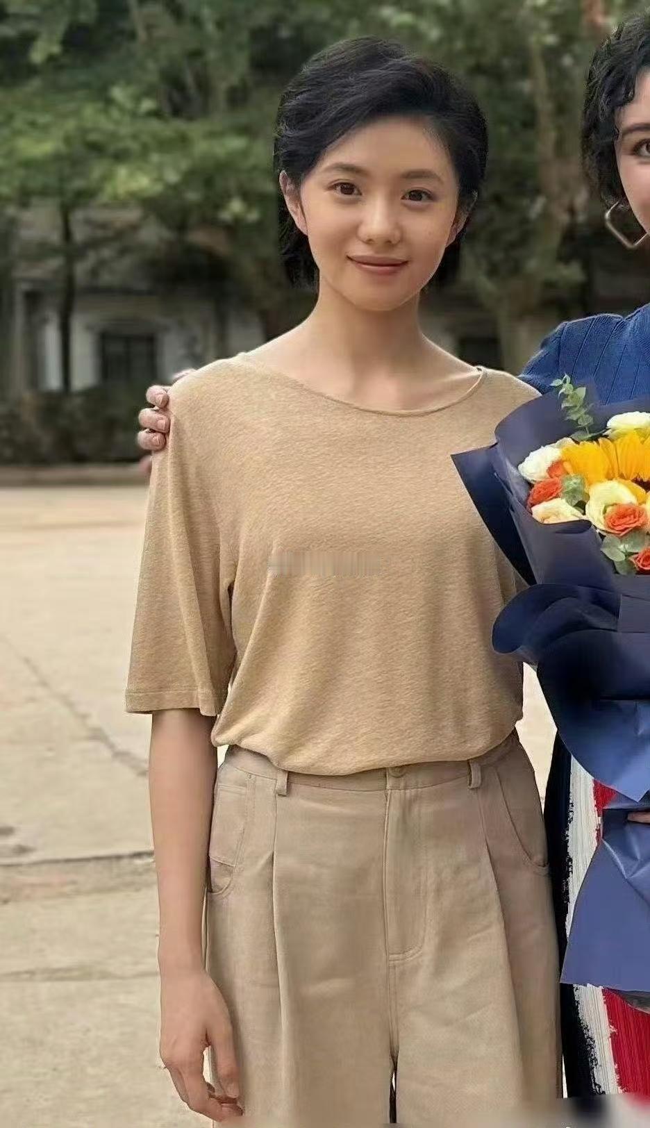 刘浩存和路人合影