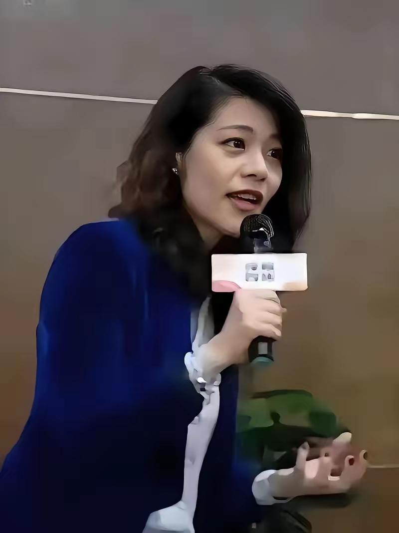 复旦大学教授陈果说：“如果你发现嫁错了人，还生了孩子，又想离婚，又舍不得孩子，千