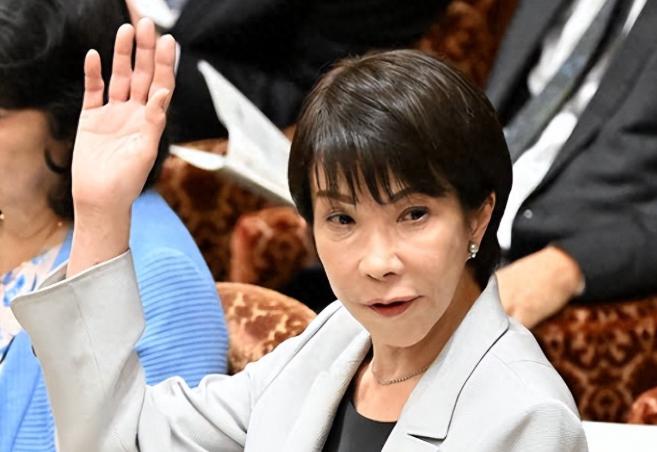 高市早苗又开始给自己加戏了，眼瞅着中方代表团登上南千岛群岛，嗅到风头不对的高市当