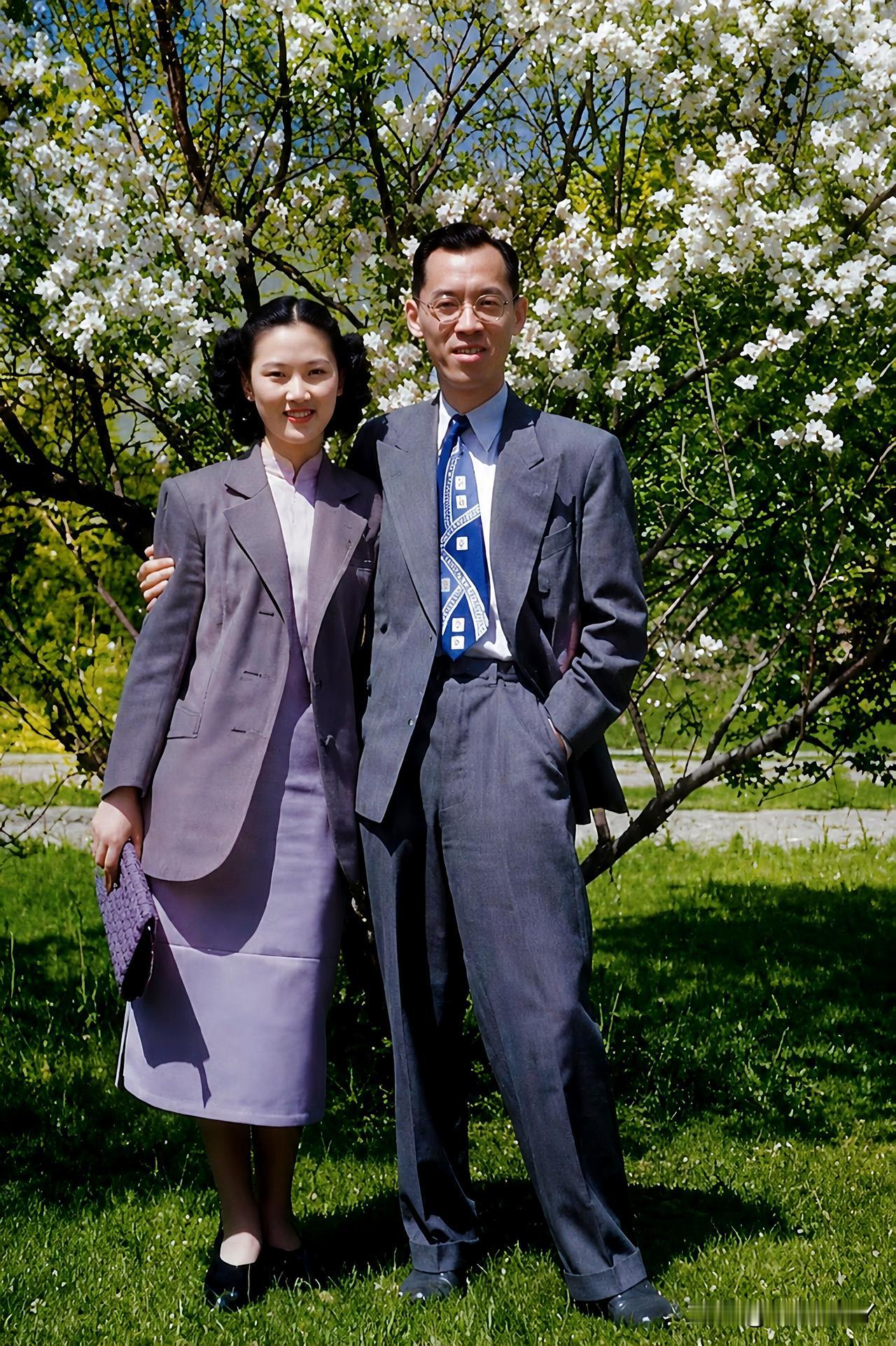 上世纪五十年代，美国纽约，徐志摩和张幼仪的爱子徐积锴与妻子张粹文在户外游玩的合影