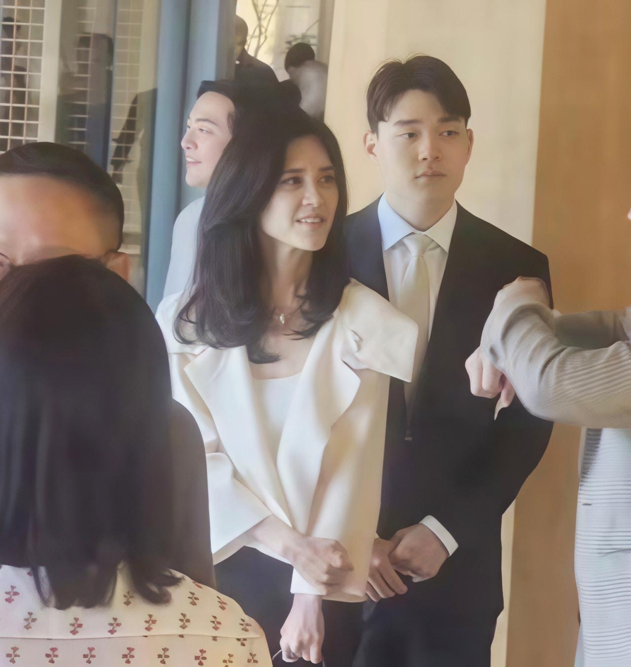 三星长公主李富真和19岁儿子一起参加首尔艺术周开幕活动。她都已经56岁了，状态看
