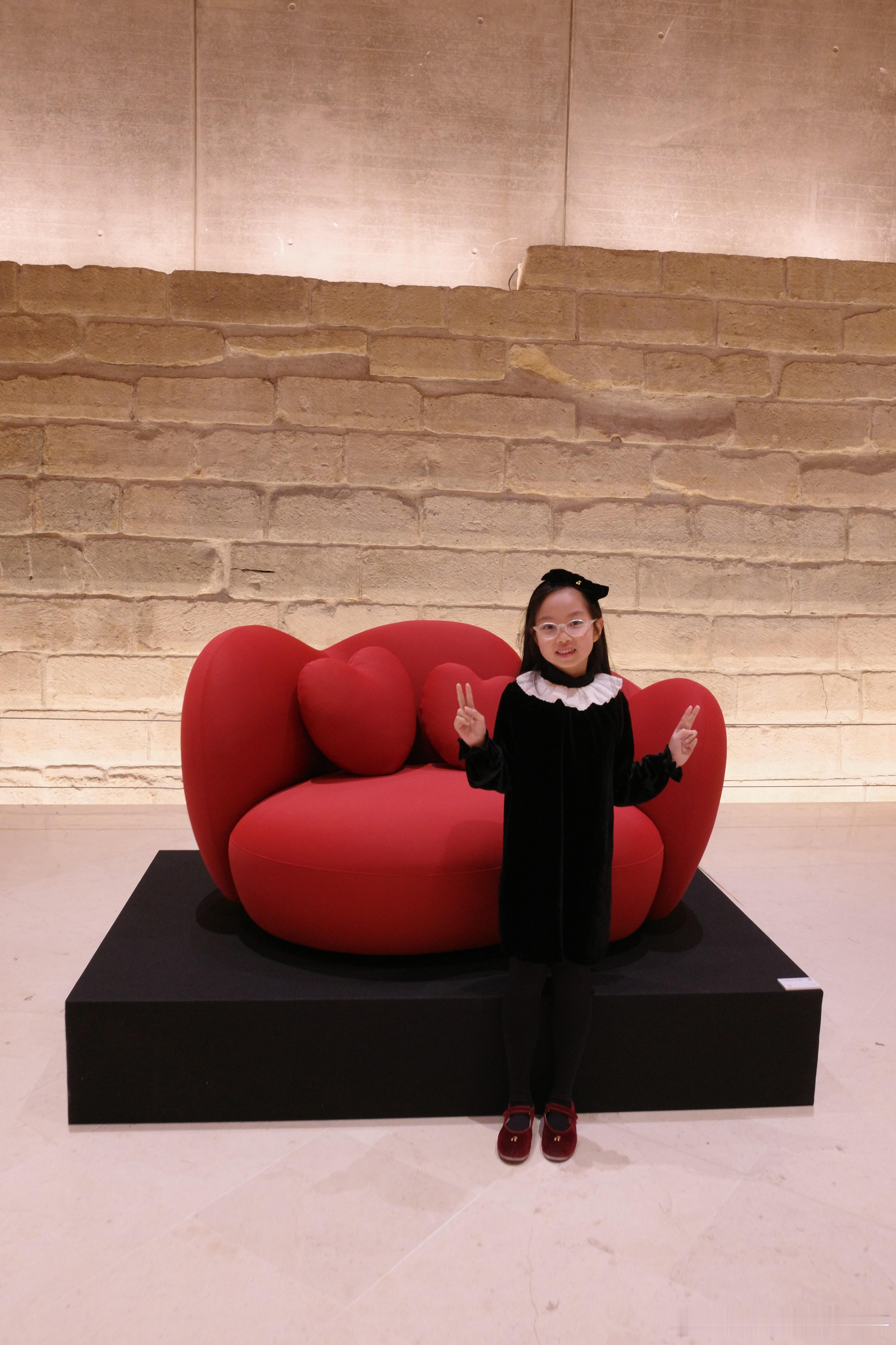 朱丹女儿设计的沙发在卢浮宫展出朱丹女儿作品在卢浮宫展出朱丹女儿设计的沙发在卢浮