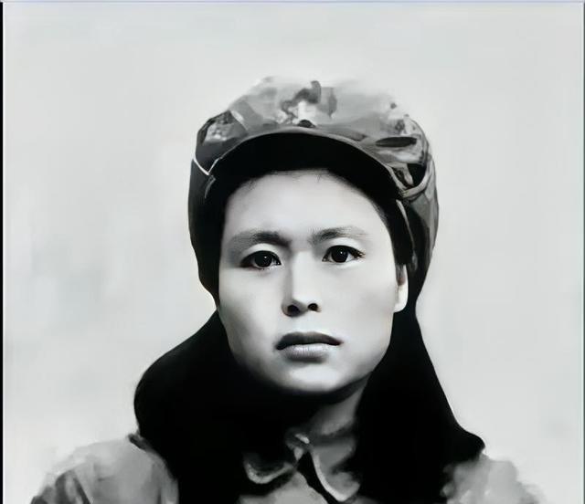1945年，被敌人扒光衣服浑身赤裸的扔进军犬场的姑娘，面对5条饿了几天的狼狗的疯