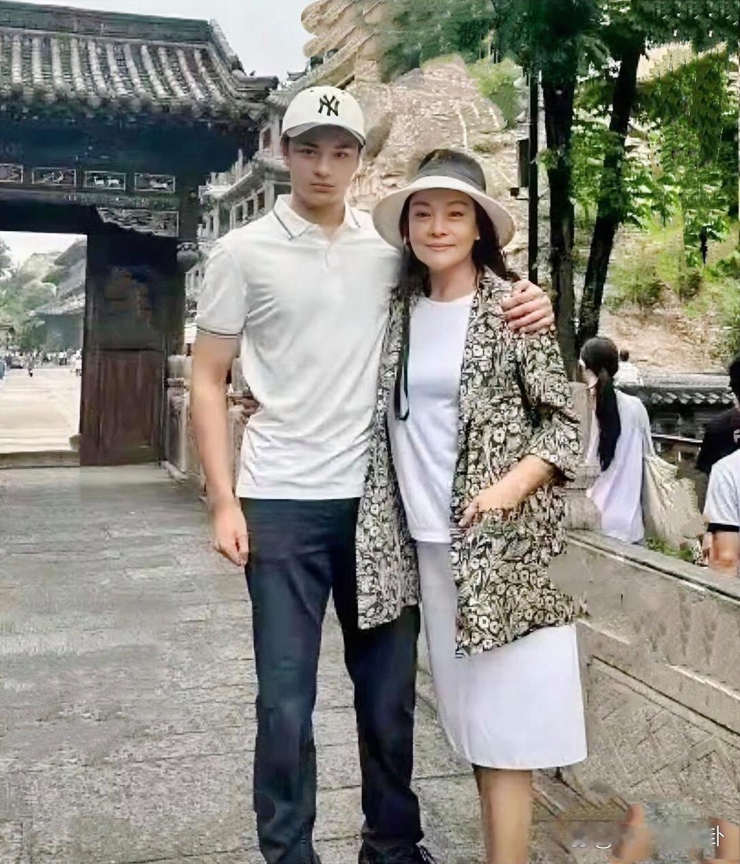 61岁史可和儿子山西大同旅行，穿着大方得体,混血儿子高大帅气，母子二人合照尽显温