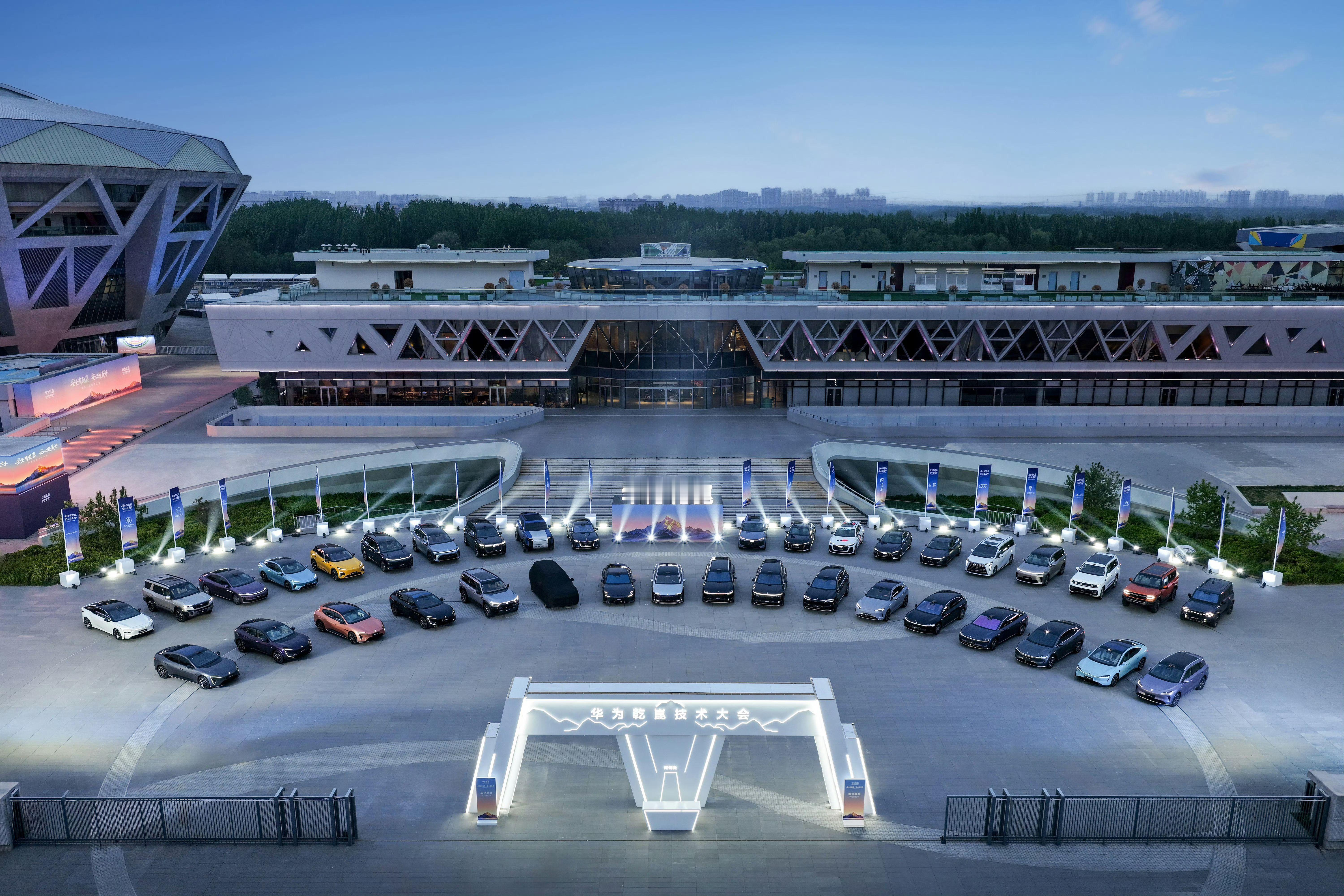 北京车展上，上汽通用五菱和华为乾崑的合作又往前迈了一步，这次可以说是“全面深化”