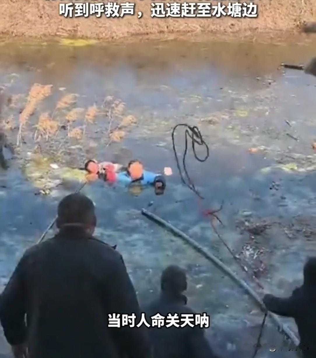 河南一河边，卖卤味的大哥听见救命声，想着水不深，“扑通”就跳了进去。可入水后，感