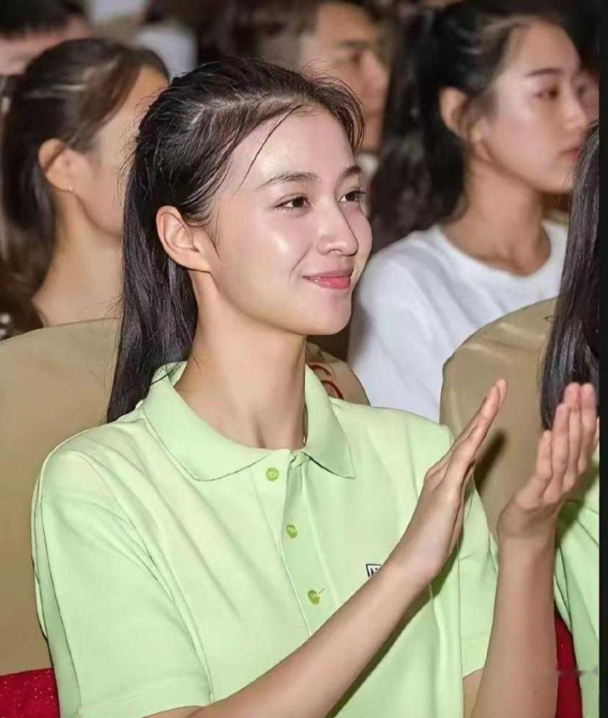 学生时代的王楚然，妥妥的纯欲天花板！这个素颜出镜，美得有点过分了，清爽又惊艳。