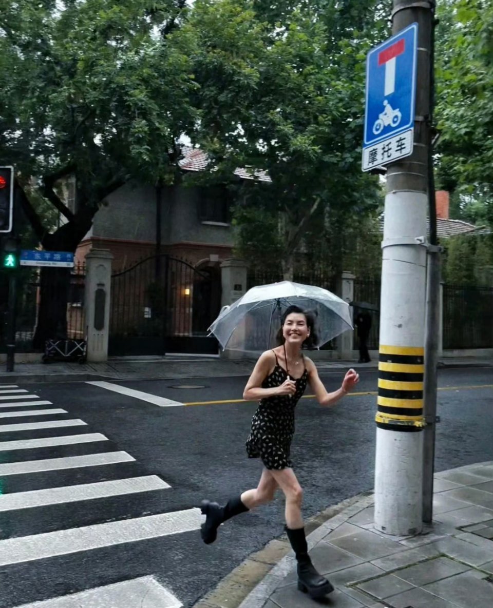 69岁老奶奶！一看就是力量训练的薄肌！奶奶身材依旧很健美。​​​