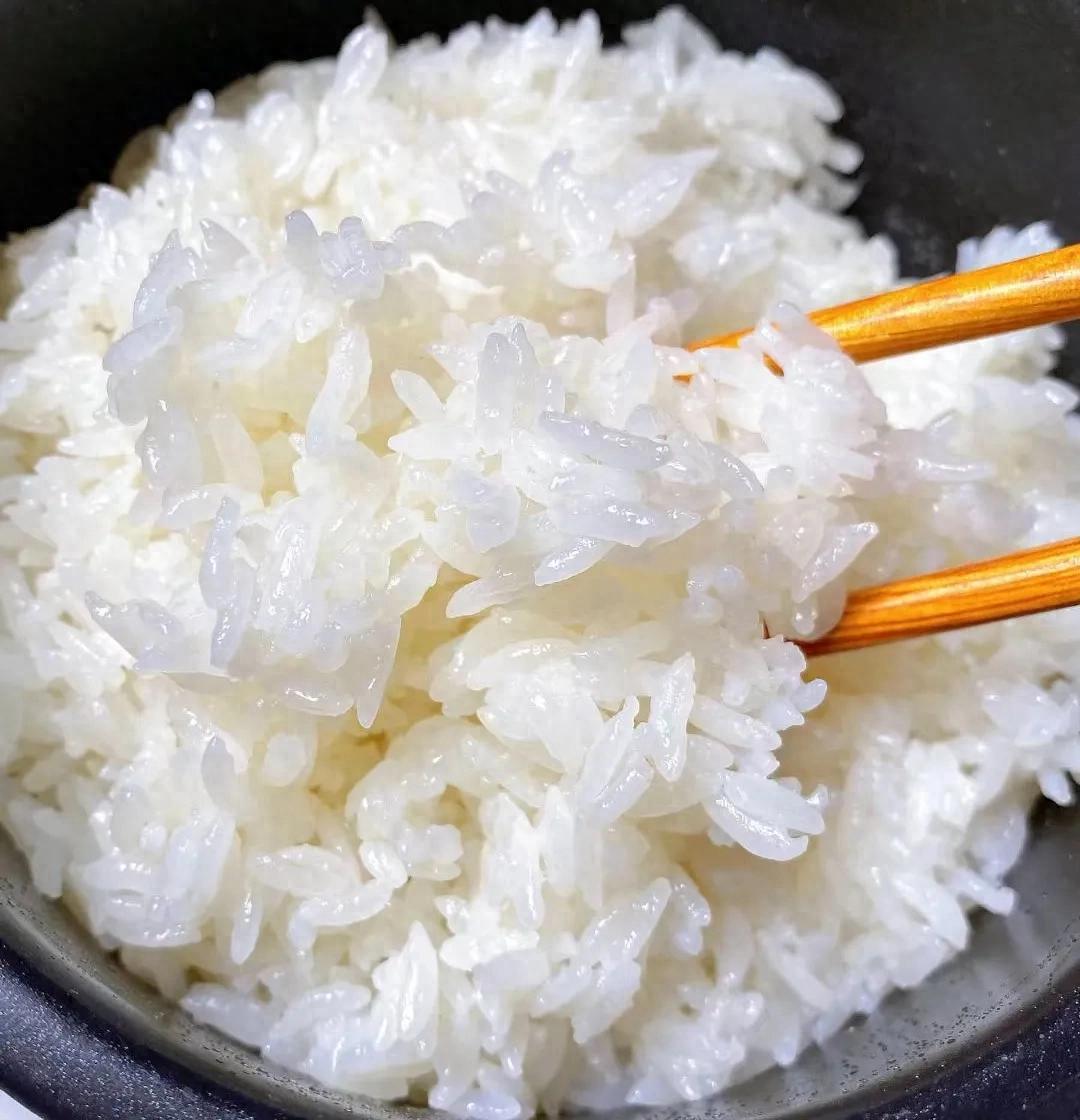 多亏饭店大厨一句话，我家米饭终于不夹生了！这几样东西一放，香到能空口吃三碗我媳