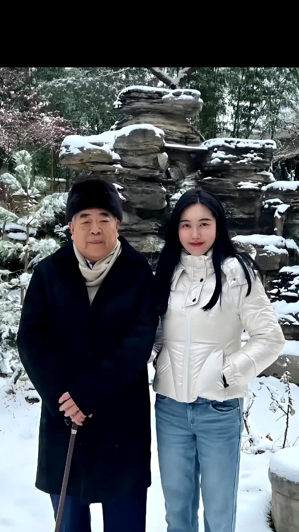 #87岁著名书画家被娇妻卷走20亿#范曾被娇妻卷走20亿，这个消息让人感叹。没想