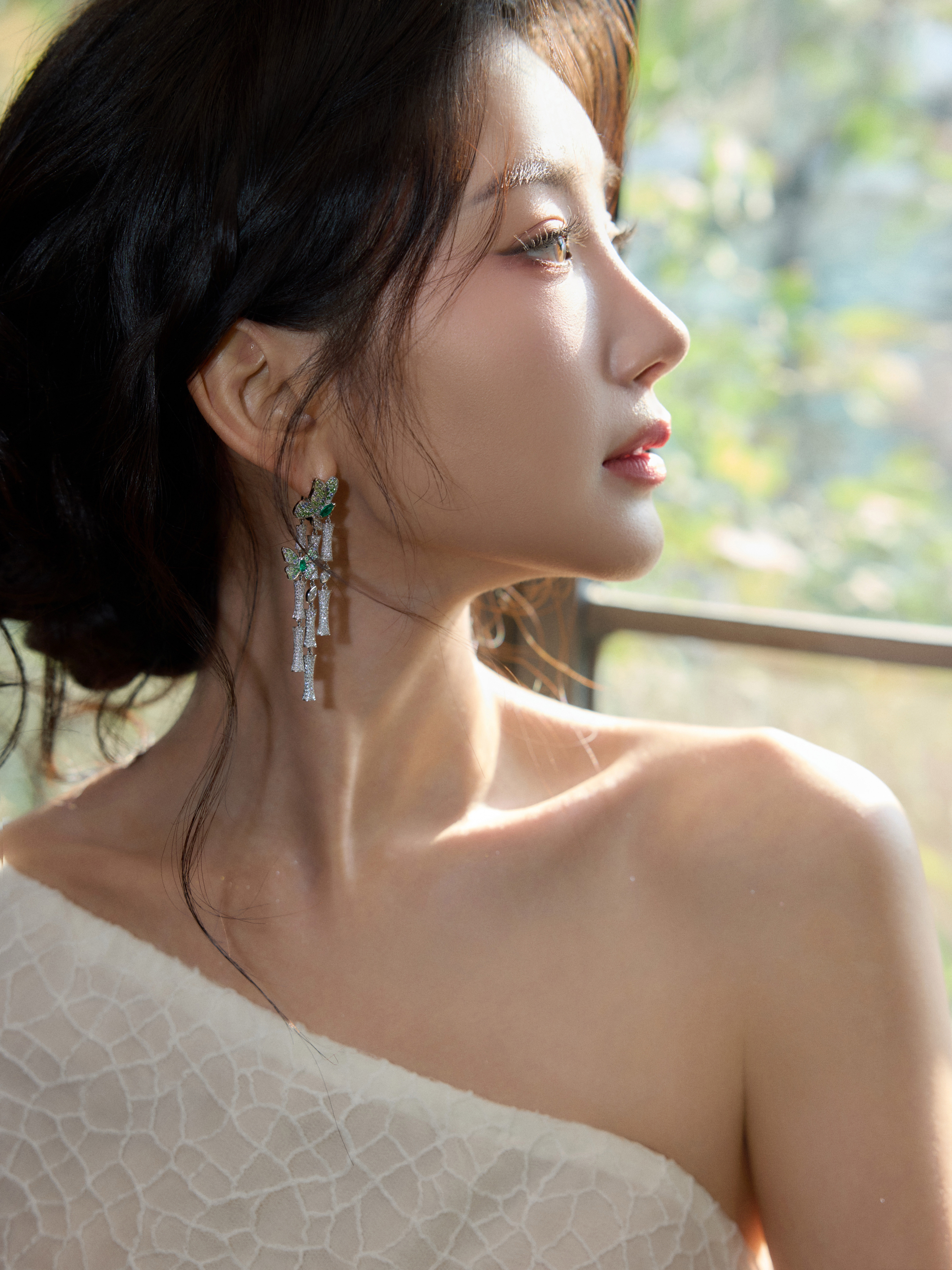 毛晓彤一袭斜肩白裙似白月光落满肩，在复古窗景里，把温柔酿成岁月的诗。毛晓彤白